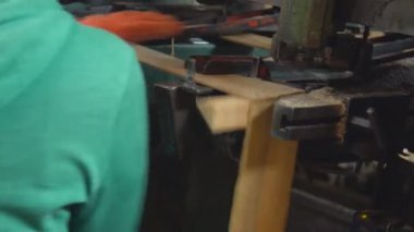 Ahşap bir kutunun altını onarıyorum.