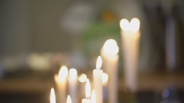 Горящие свечи на столе — стоковое видео