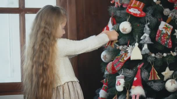 Ребенок украшает рождественскую елку — стоковое видео