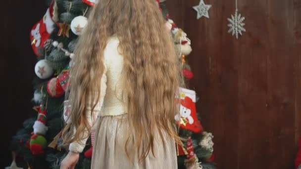 Kind siert een kerstboom — Stockvideo