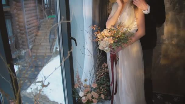 jeune couple se tient près de la fenêtre 