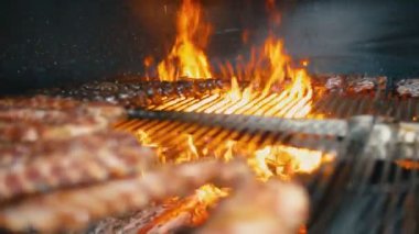 Domuz pirzolası ateşte kızardı.