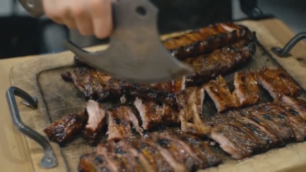 Garçom corta costelas de cozinha — Vídeo de Stock