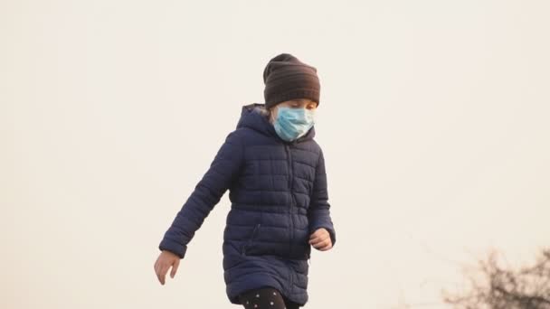 Child in medical mask — Stock Video