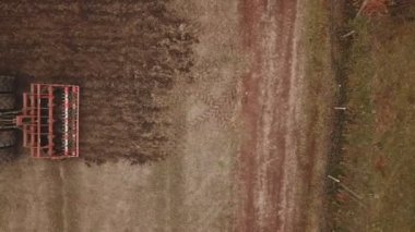 Büyük bir traktör tarlayı sürüyor.