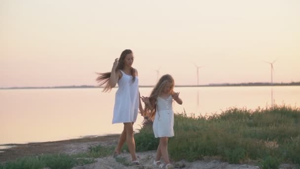 Madre e figlia passeggiando vicino al mare — Video Stock