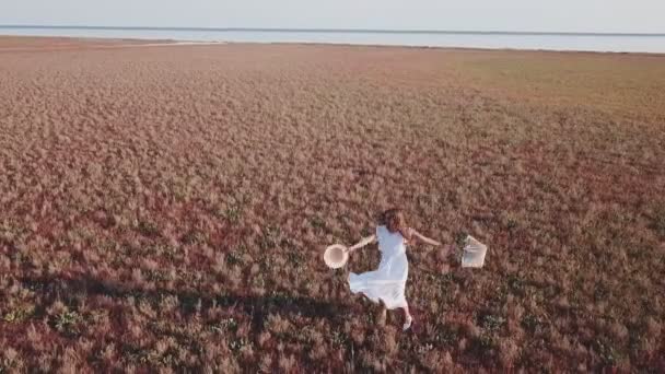 Fille dans une robe blanche marchant le long de la rive — Video