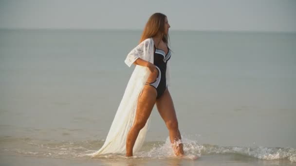 Mädchen spaziert am Meer — Stockvideo