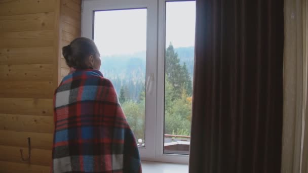 Женщина у окна — стоковое видео