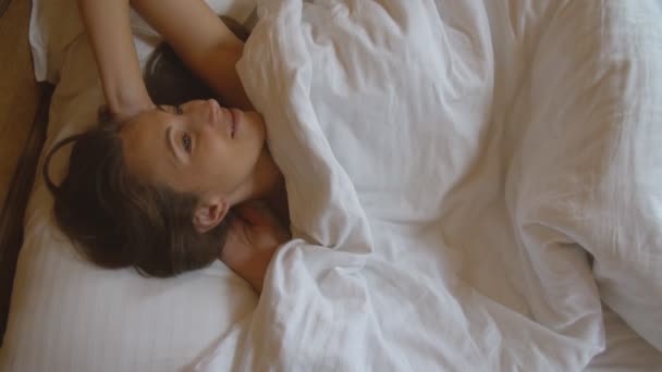 Vrouw die op bed slaapt — Stockvideo