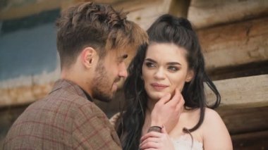 Sarılan genç bir çiftin portresi.