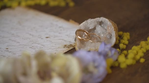 结婚戒指和鲜花 — 图库视频影像