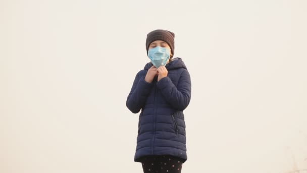 Child in medical mask — Stock Video