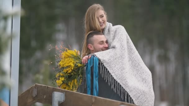 Hombre sostiene a su esposa en sus brazos — Vídeo de stock