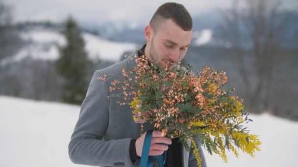 Hombre con un ramo de flores — Vídeos de Stock