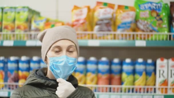 Gemaskerde vrouw op zoek naar goederen — Stockvideo