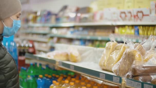 Woman in medical mask buys bread — Stock Video