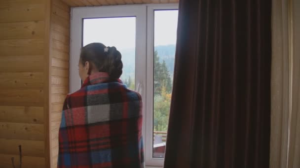 Γυναίκα κοντά στο παράθυρο — Αρχείο Βίντεο