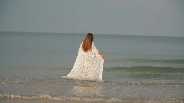 Mädchen spaziert am Meer — Stockvideo