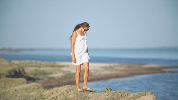 Mujer en gafas de sol — Vídeos de Stock