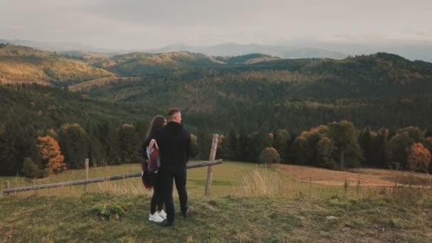Para patrząca na góry — Wideo stockowe