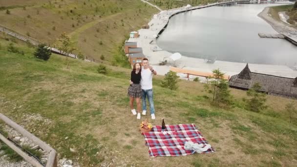 Par på picknick blåser en kyss — Stockvideo