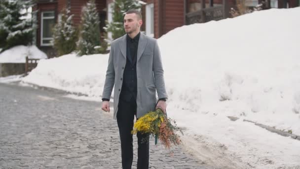 Άντρας με μπουκέτο λουλούδια — Αρχείο Βίντεο