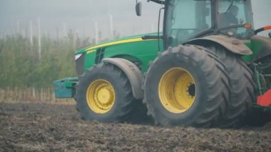 Traktör tarlayı sürüyor