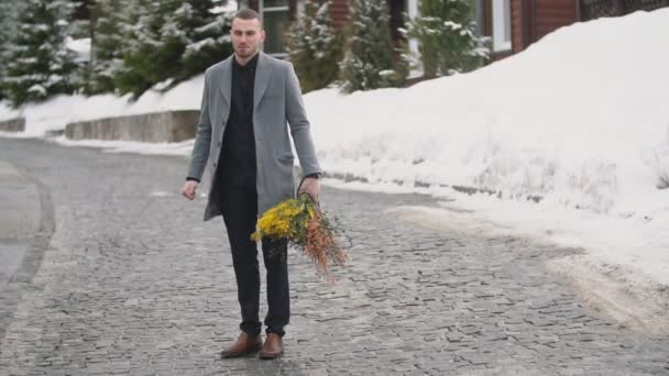 Man with a bouquet of flowers — Stock Video