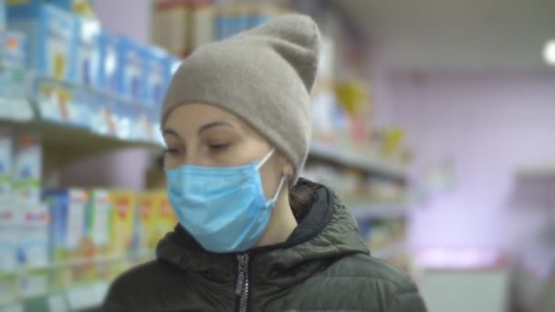 Masked woman looking for goods — Stock Video