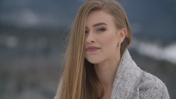 Mädchen mit langen Haaren blickt in die Kamera — Stockvideo