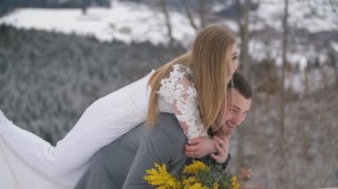 Erkeğin sırtındaki kız.