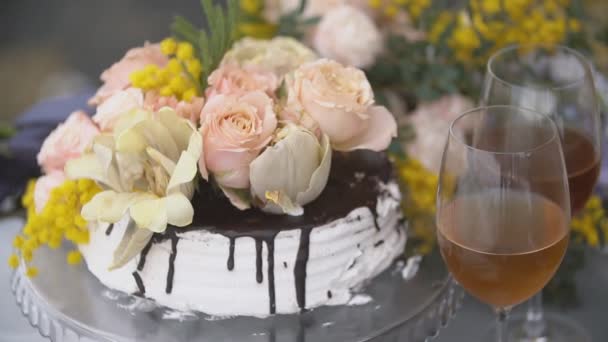 Tårta med blommor närbild — Stockvideo