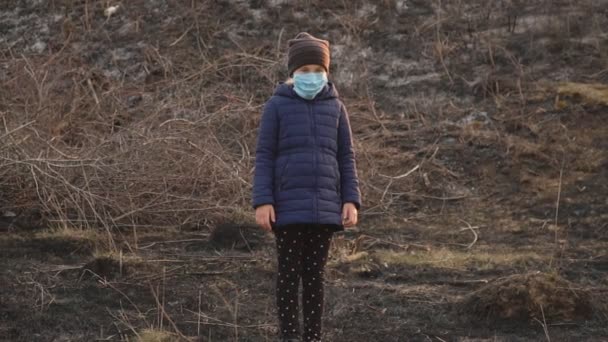 Niño con una máscara médica — Vídeo de stock