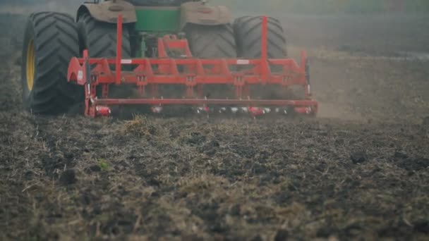 Traktor plogar ett fält — Stockvideo