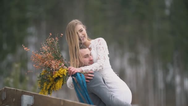 Mężczyzna trzyma żonę w ramionach — Wideo stockowe
