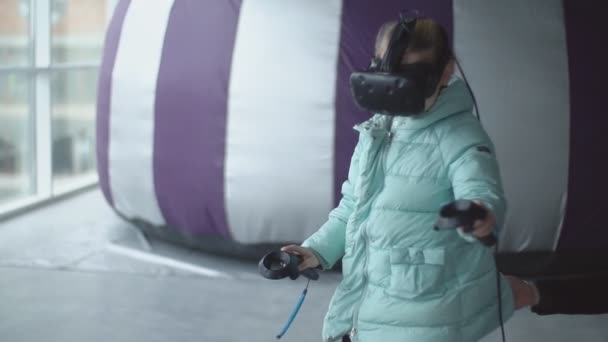 Enfant joue à des jeux de réalité virtuelle — Video