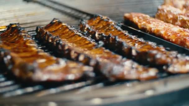 Varkensribbetjes gebakken in brand — Stockvideo