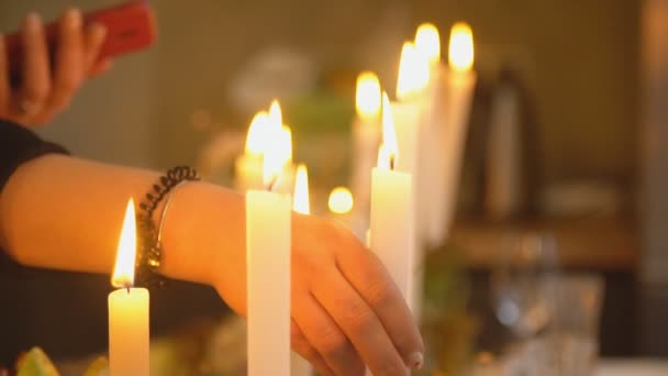 Brennende Kerzen auf dem Tisch — Stockvideo