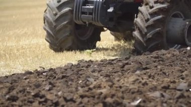 Traktör monte edilmiş saban