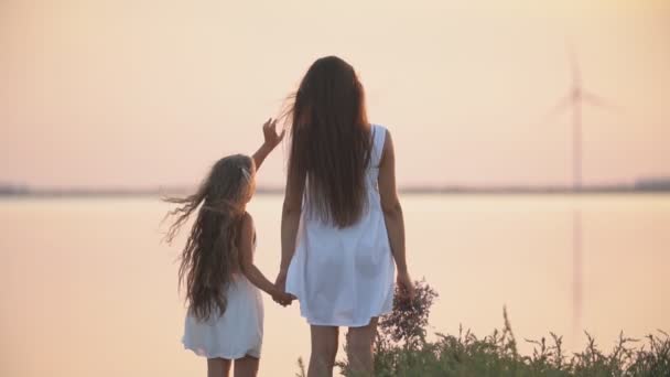 Μητέρα και κόρη περπατούν κοντά στη θάλασσα — Αρχείο Βίντεο