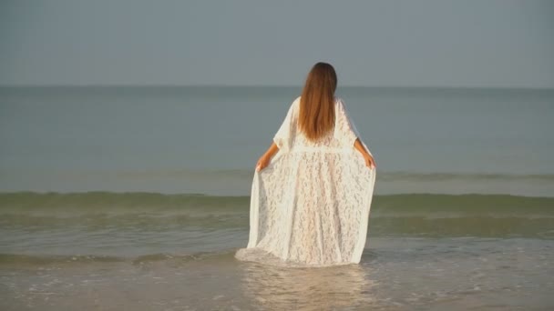 Девушка гуляет по морю — стоковое видео