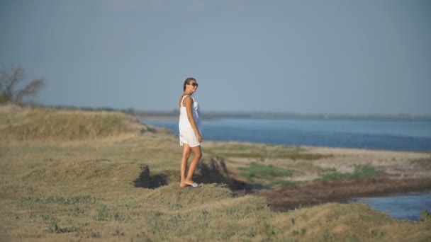 Femme dans les lunettes de soleil — Video