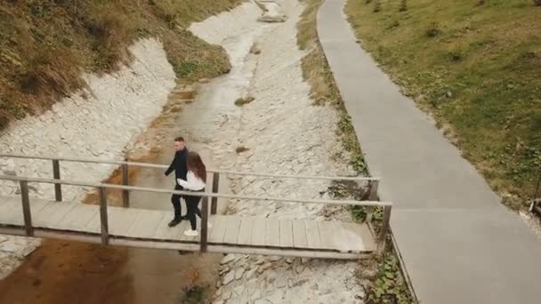 Couple goes over the bridge — Stock Video