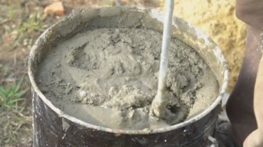 Çimento, su ve kumdan harç karıştırma