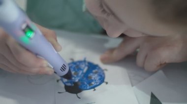 Kız 3D kalem çiziyor