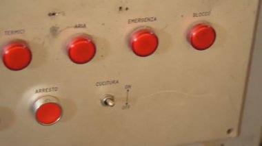 Eski bir makinede düğmeleri olan panel