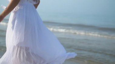 Kız deniz kıyısında yürüyor