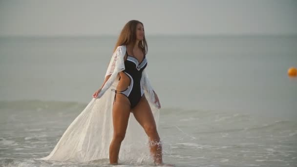 Chica camina por el mar — Vídeo de stock