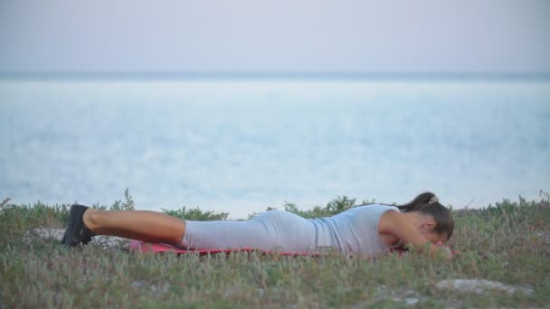 Mujer haciendo ejercicio — Vídeos de Stock